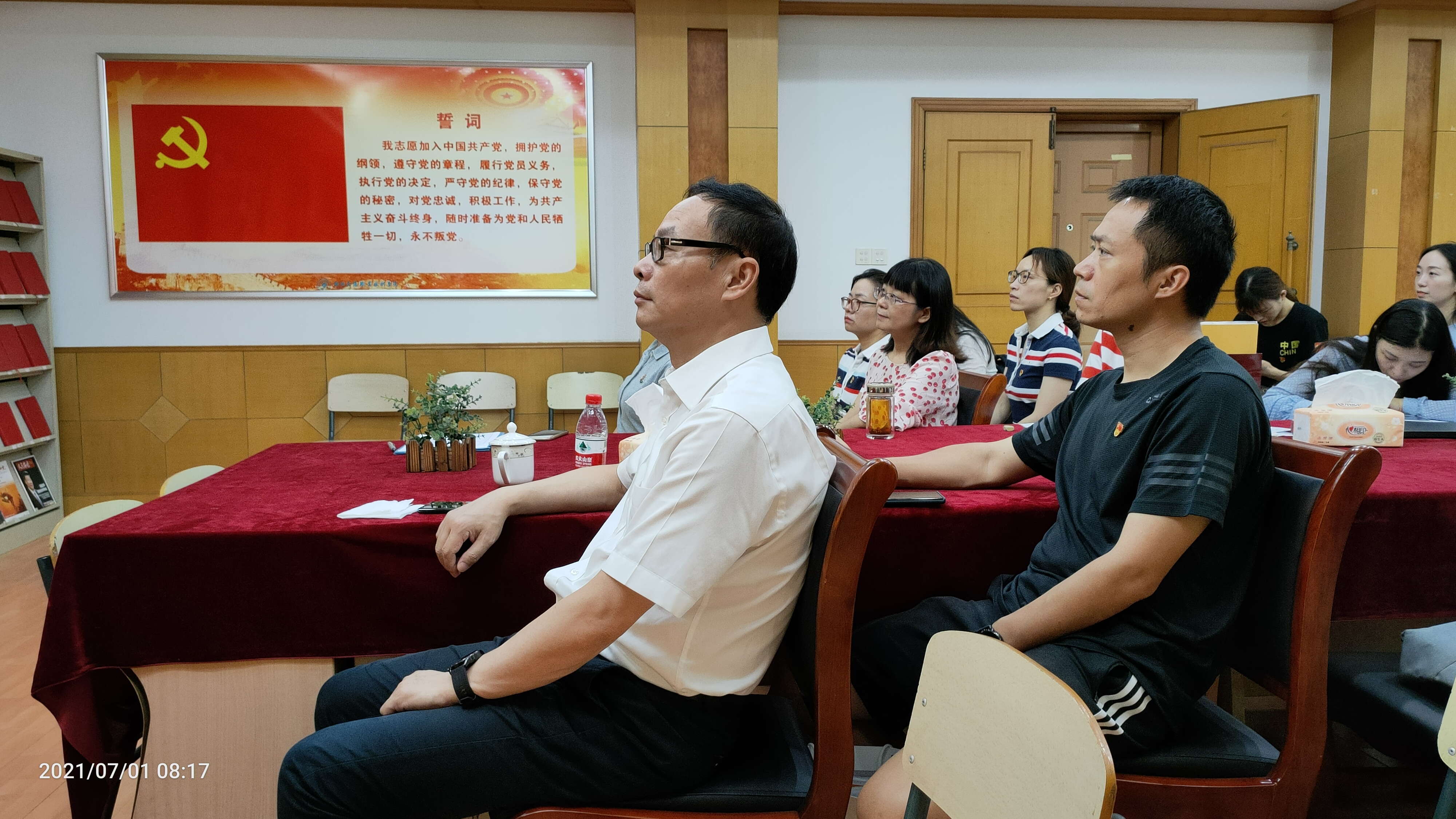 人文全体党员收看庆祝中国共产党成立100周年大会